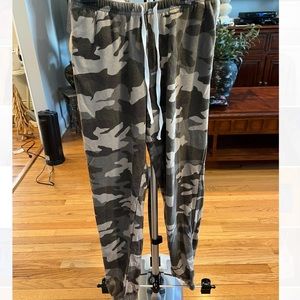 Camo garage women joggers size small